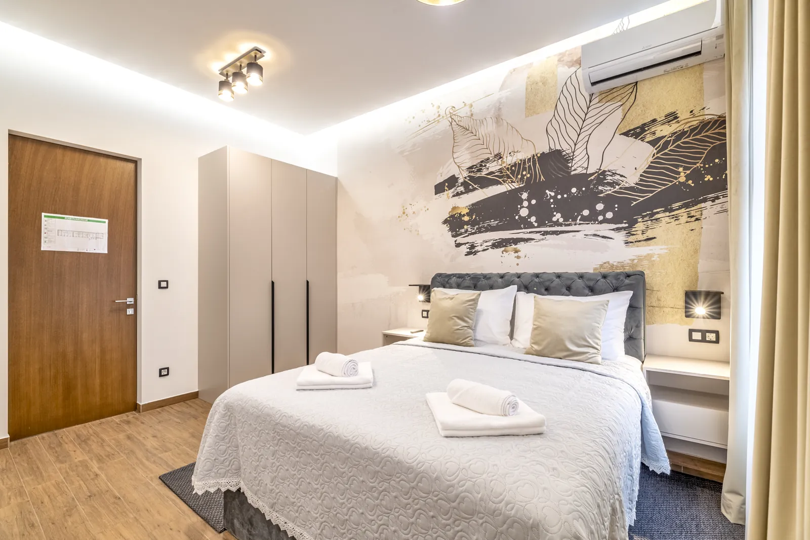 Monolocale: Zona notte con testiera imbottita e murale