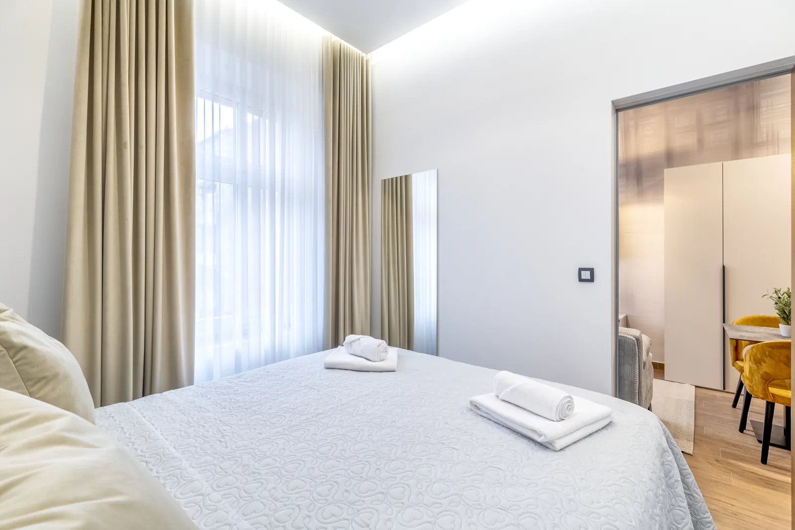 Letto e divano nello stesso spazio