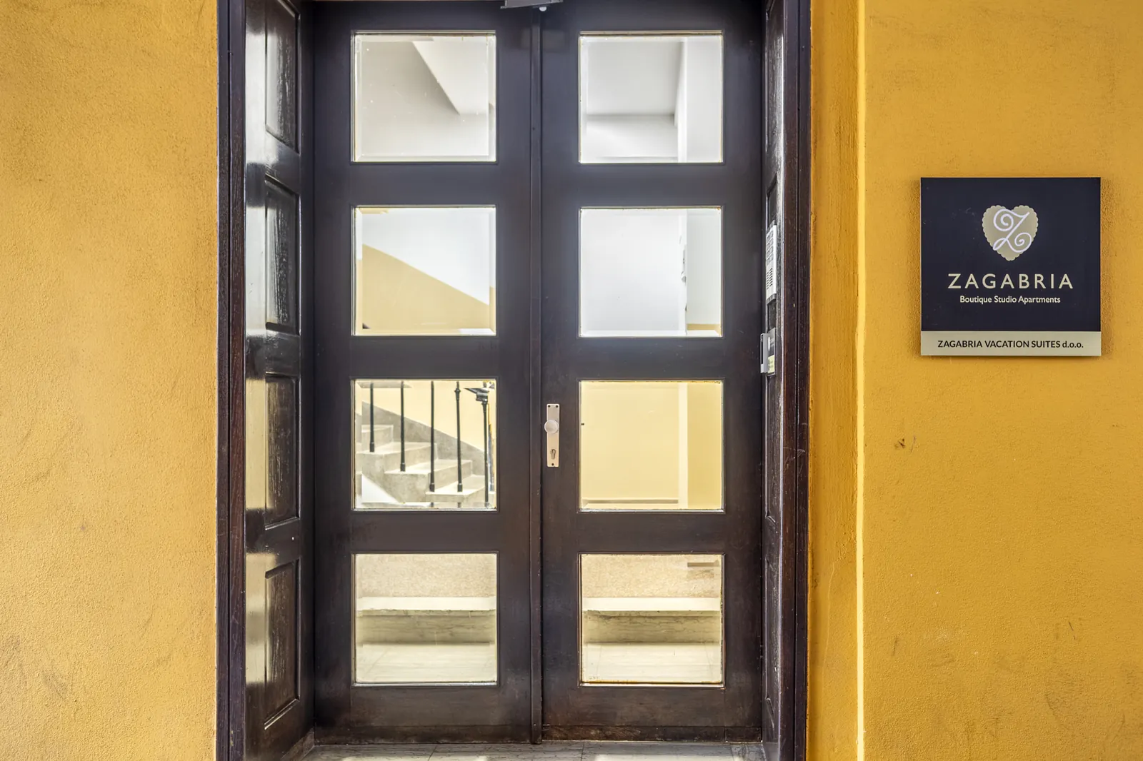 Eingangstür des Gebäudes in der Ilica 10 mit dem Schild Zagabria Boutique Studio Apartments