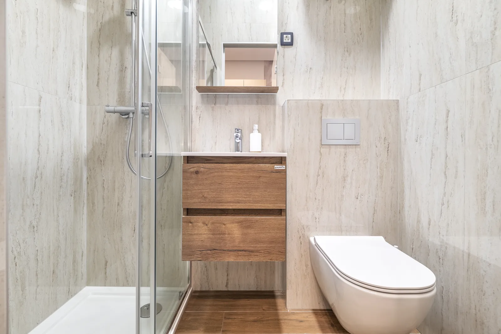 Bagno: Box doccia e lavabo