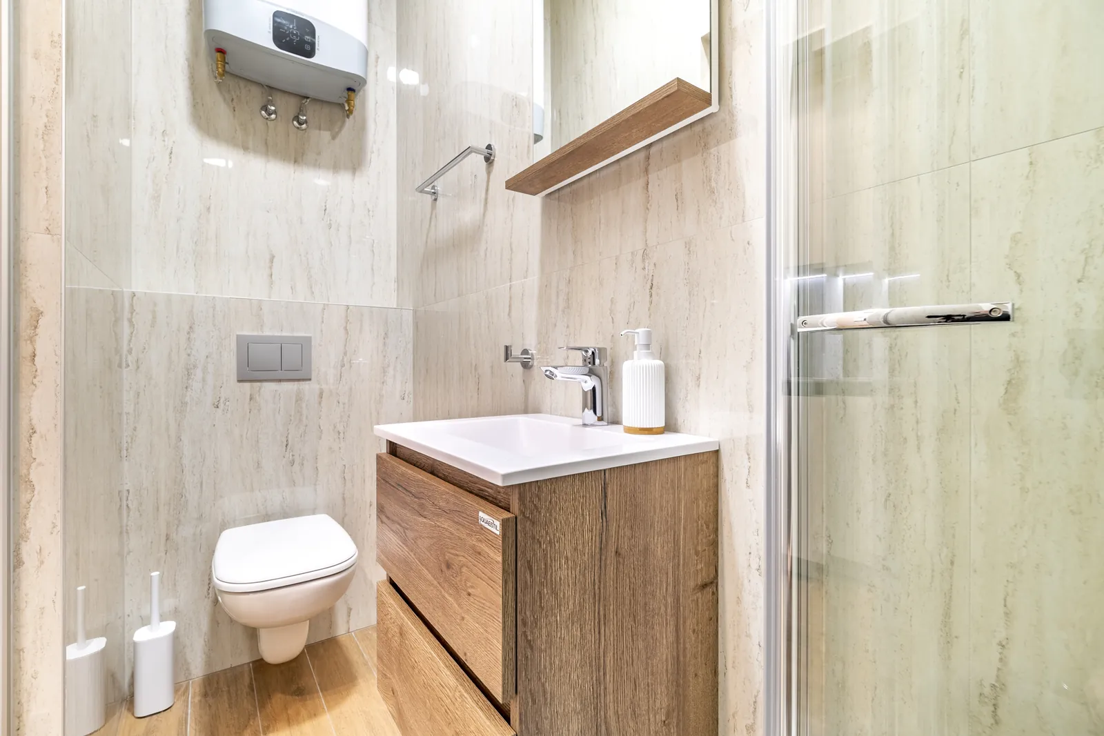 Bagno: Lavabo e doccia, altra angolazione