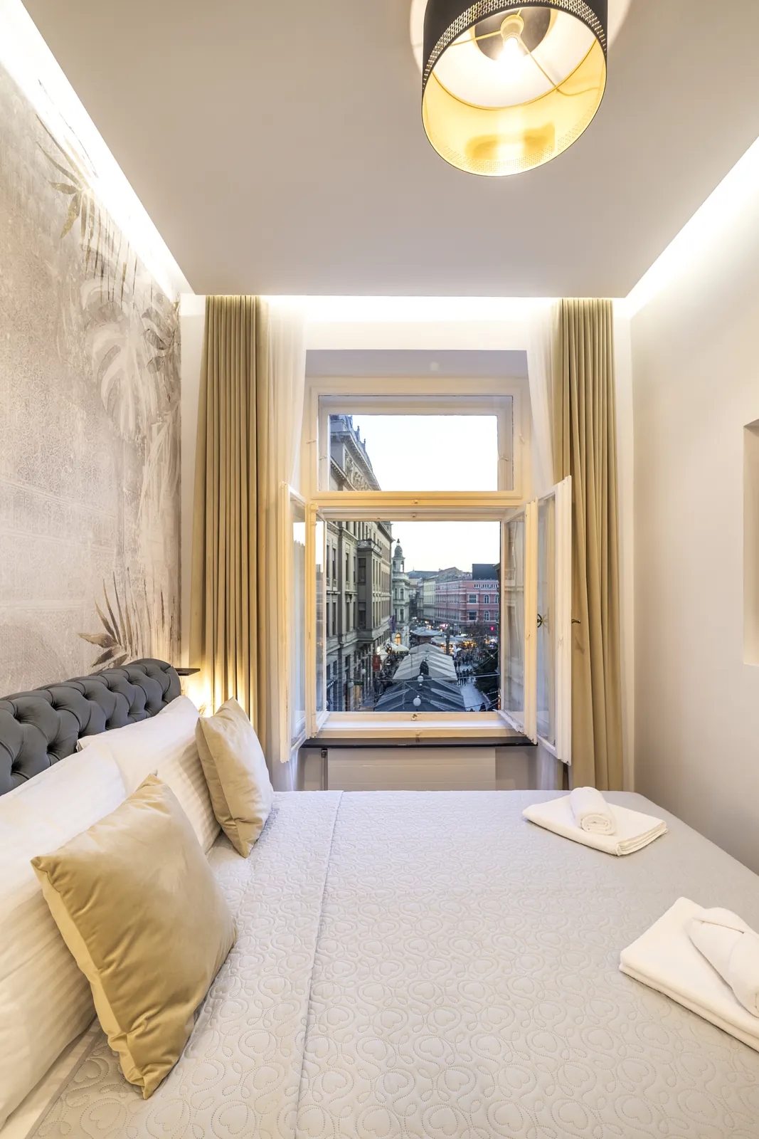 Vista: Letto accanto all’alta finestra con vista su Ilica