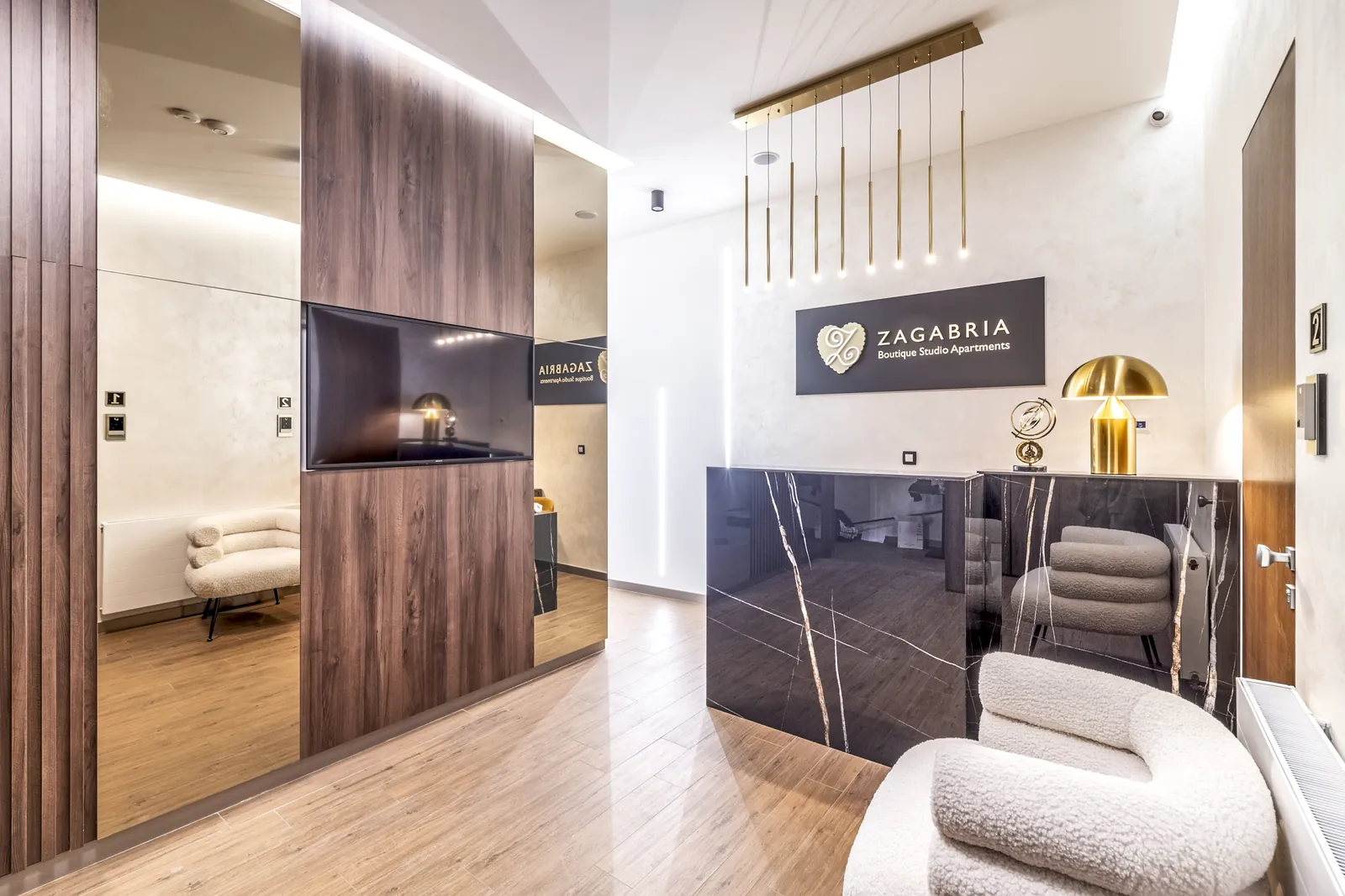 Zagabria reception with black marble and brass lamps