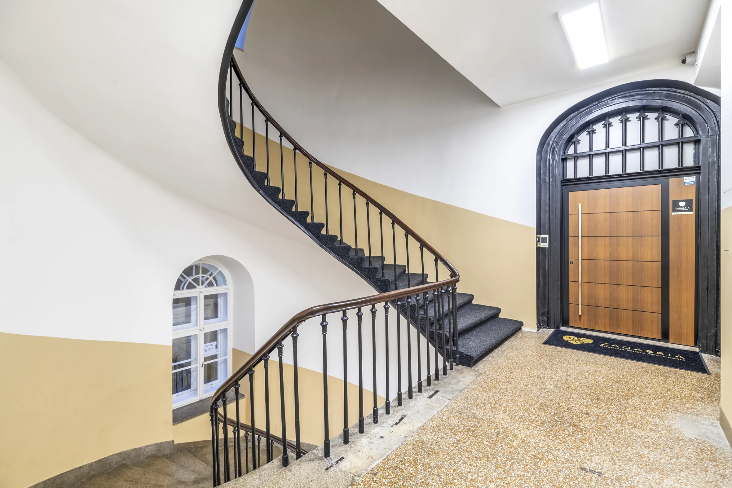 Scala storica dell’edificio in Ilica 10 con porta ad arco e zerbino Zagabria