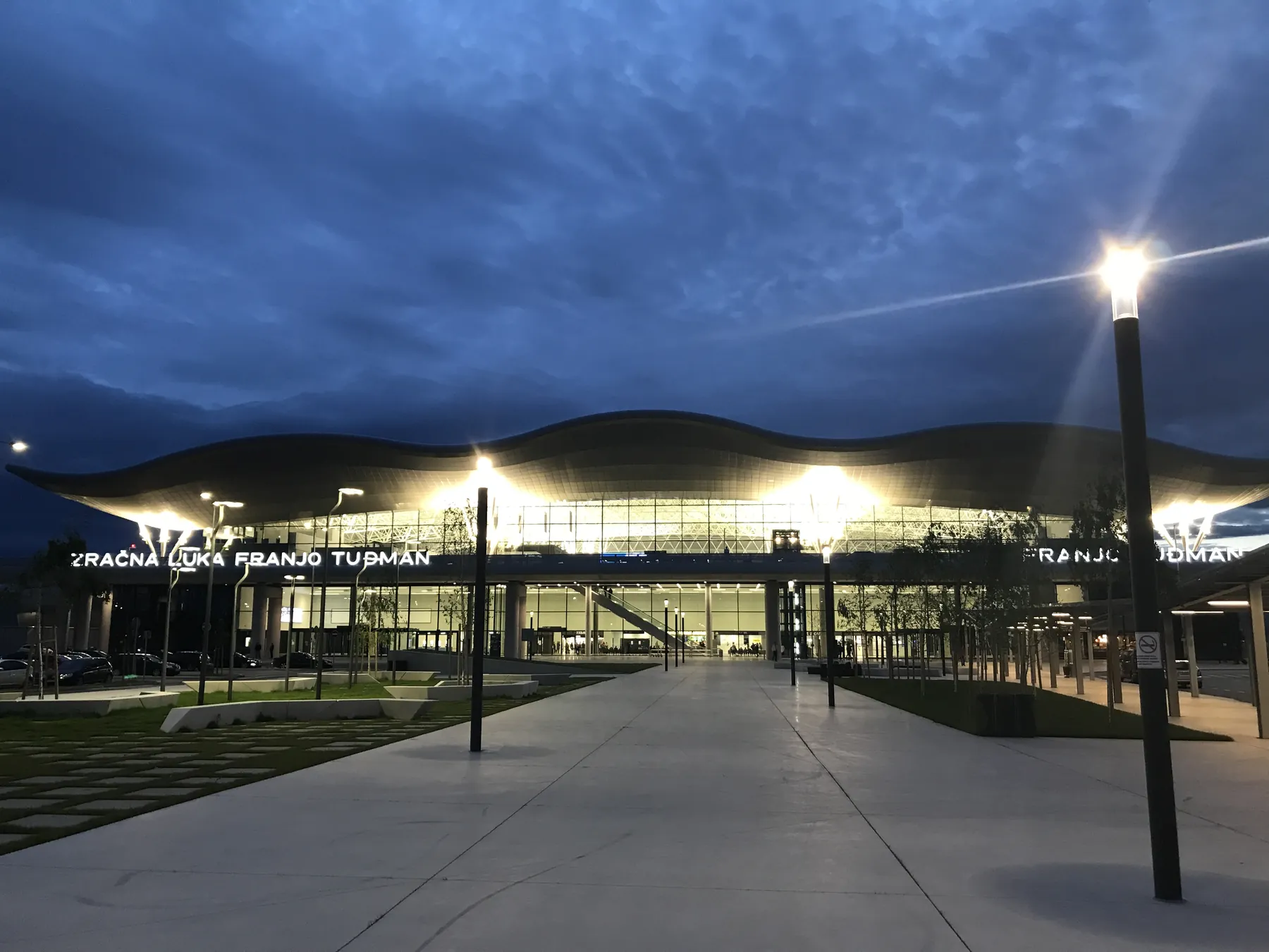 Terminal des Flughafens Franjo Tuđman in der Dämmerung