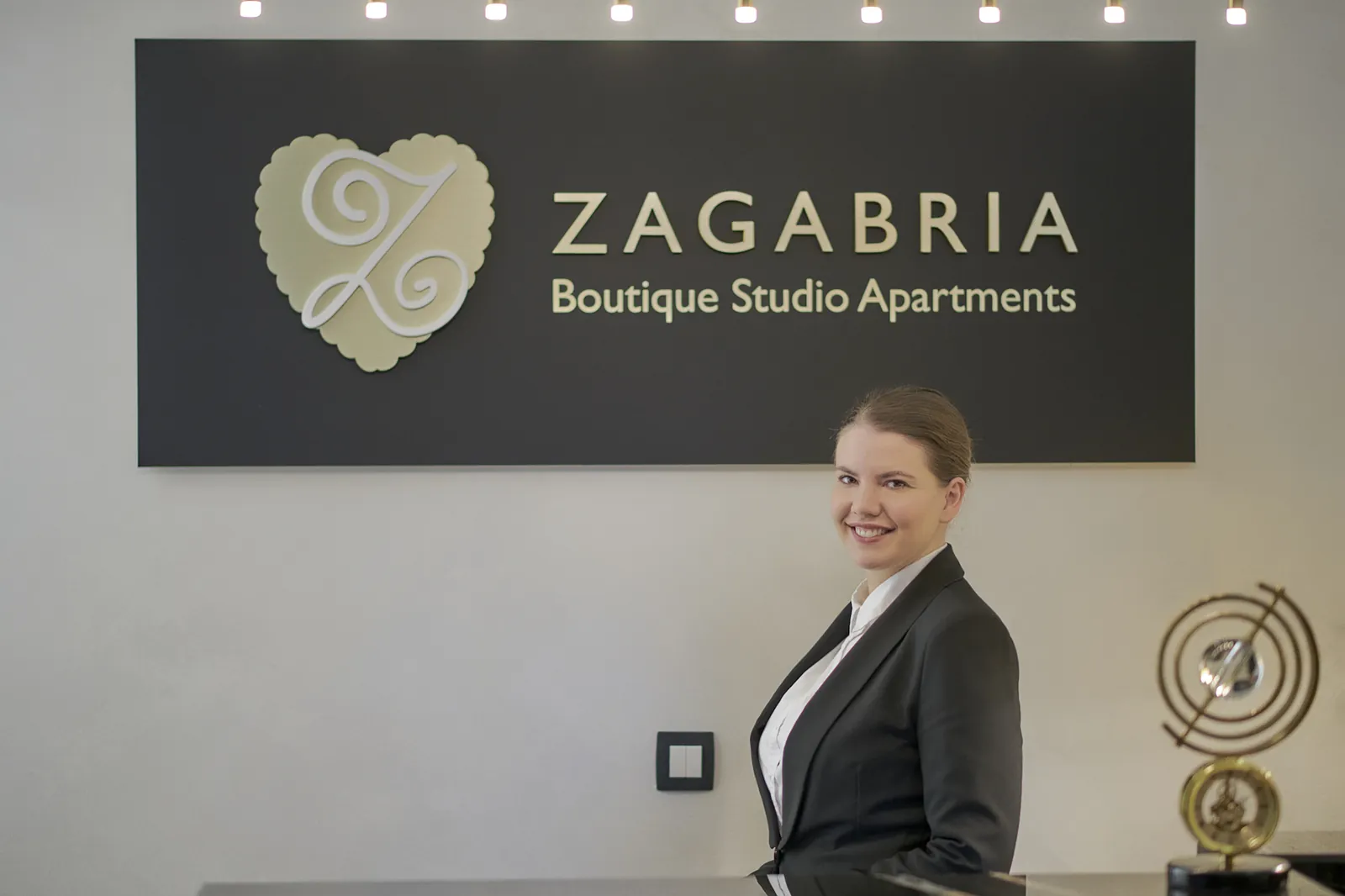 Reception di Zagabria con marmo nero e lampade in ottone